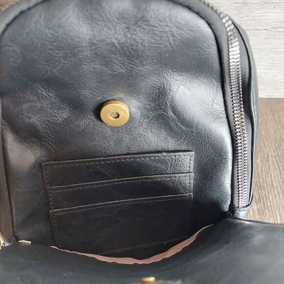 Black Sling Bag Chest Bag - Picture 5 of 8